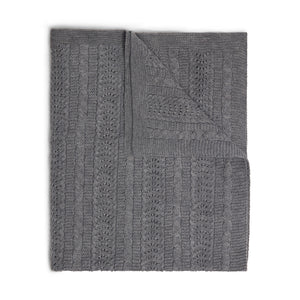 Couverture tricotée grise.