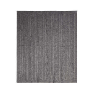 Couverture tricotée grise.